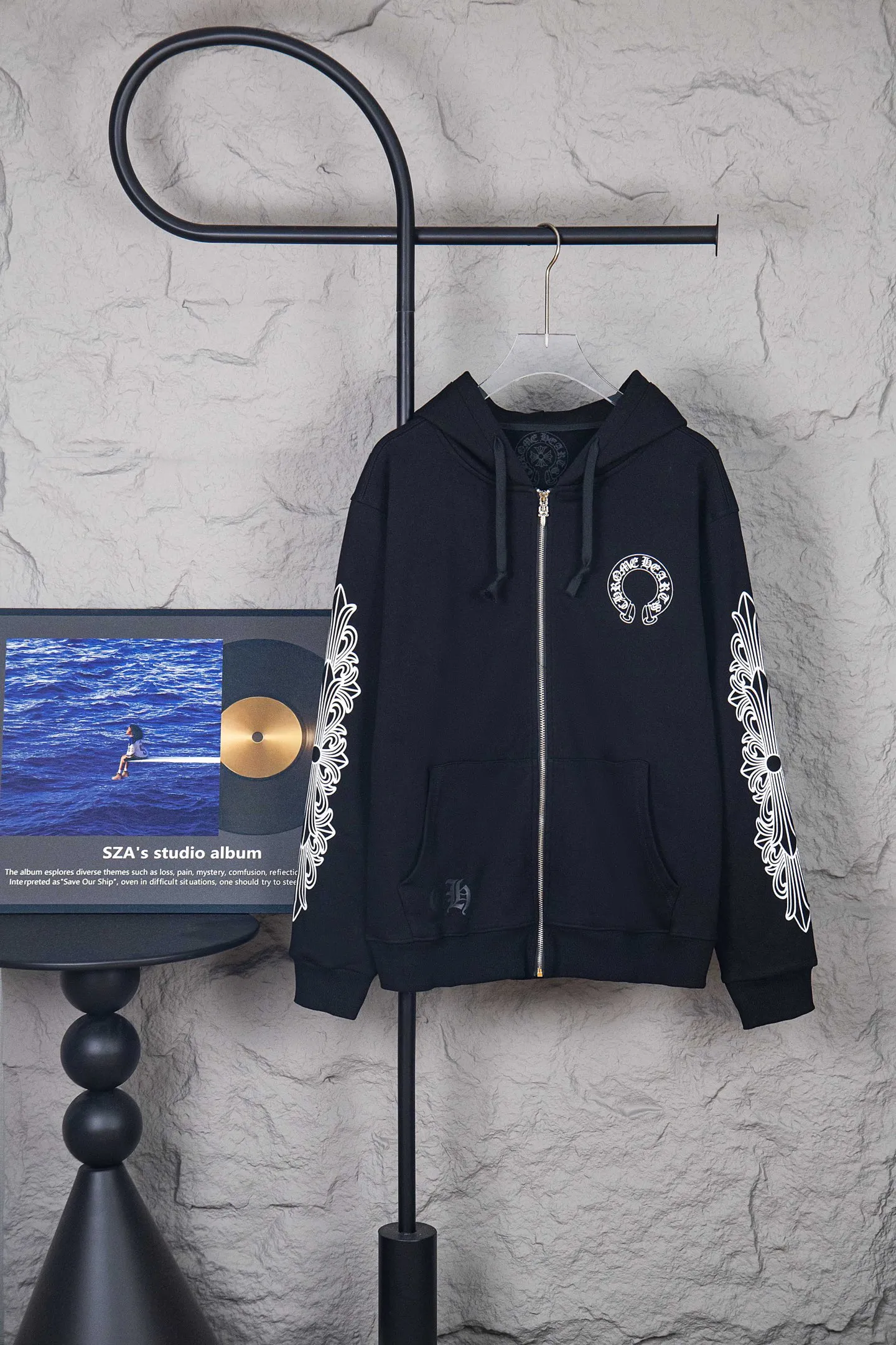 P310 ChromeHearts 25 early autumn floral arm horseshoe hooded sweatshirt Sanskrit letter rattan flower cross horseshoe hooded sweatshirt The fabric is made of 440g pure cotton terry with matching threads Imported printing Original custom-made Hardware Color: Black Size: S-XL